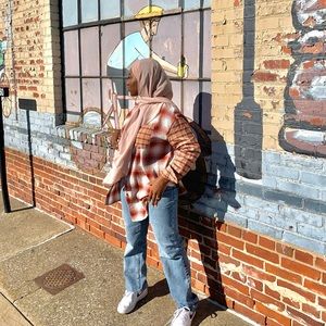 Prettylittlething straight leg jean in size 8 on 5’4 model